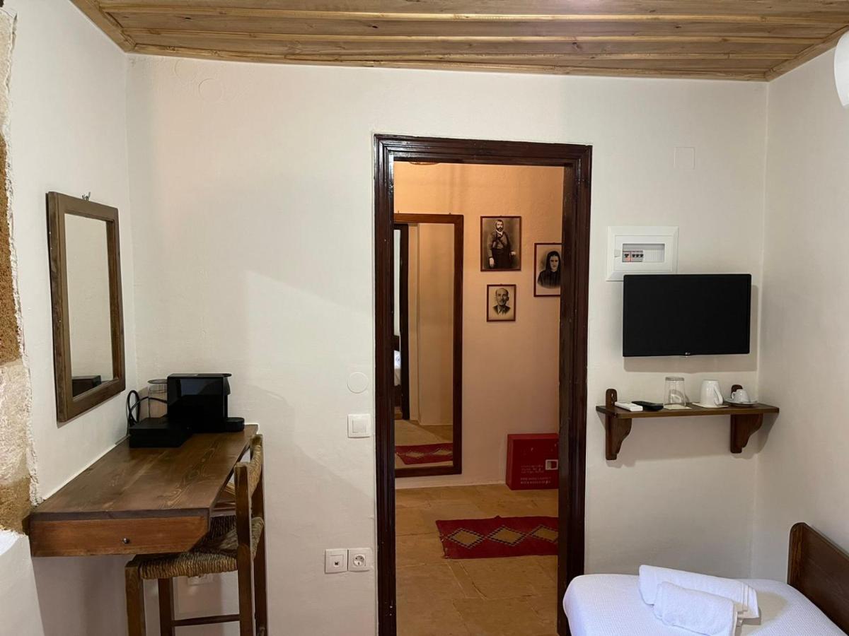 Einfaches Einzelzimmer mit Aussicht auf den Innenhof