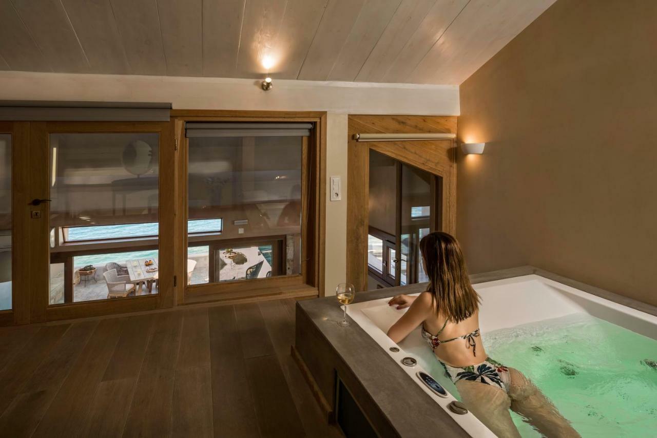 Penthouse-Suite mit Whirlpool-Badewanne und Terrasse mit Meerblick